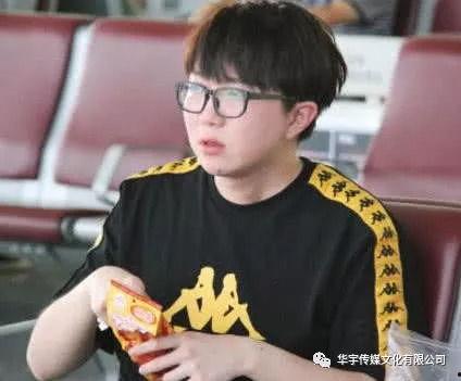 吃瓜巨星卓不凡