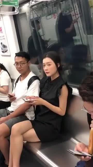 偶遇吃瓜小姐姐,一场与小姐姐的甜蜜邂逅