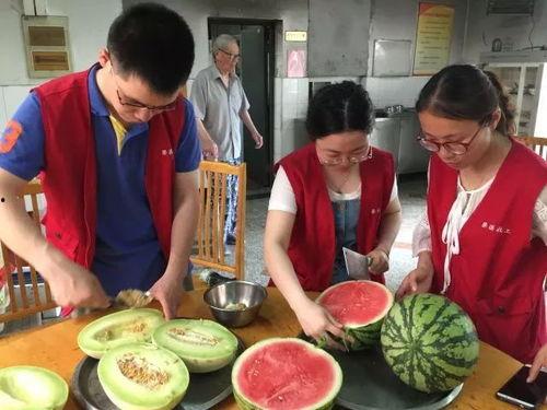 新疆爷爷吃瓜,瓜香四溢的悠闲时光