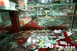 金店抢劫吃瓜摔,吃瓜群众意外成“受害者”