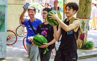 学校吃瓜炸裂,吃瓜炸裂，揭秘校园那些事儿