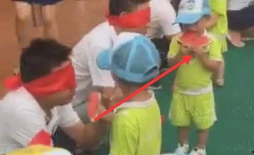 亲子吃瓜互动瞬间