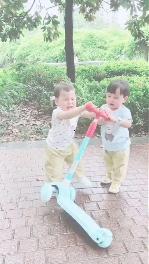 双包胎吃瓜群众