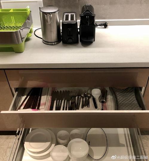 宿舍吃小瓜,共享美味时光